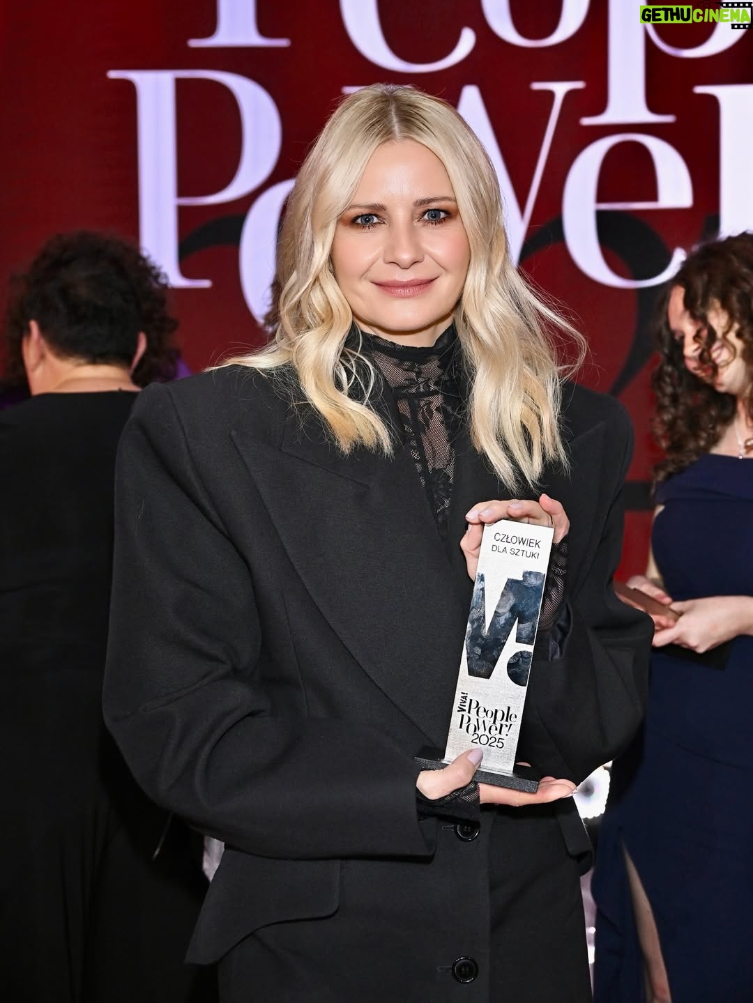 Małgorzata Kożuchowska - 12.7K Likes - Odebranie tej nagrody to dla mnie ogromny zaszczyt. Bardzo dziękuję redakcji @viva_magazyn za nominację i Państwu, którzy oddaliście na mnie swoje głosy. Ten plebiscyt – People Power – ma dla mnie szczególne znaczenie, bo pokazuje, że sztuka i kultura w dzisiejszym świecie, pełnym lęku, agresji i konsumpcjonizmu, wciąż są ważne, że poruszają, inspirują i łączą ludzi.

Jeden z filozofów powiedział kiedyś, że artystą się bywa, a nie jest. I ja się z tym zgadzam. Dlatego chcę z głębi serca podziękować wszystkim, którzy dostrzegli we mnie nie tylko popularną aktorkę, która podbije słupki oglądalności, ale właśnie artystkę: Annie Nagler za pomysł serialu ze mną, Kubie Razowskiemu, że się tego pomysłu nie przestraszył, Pawłowi Demirskiemu za Anielę, zaufanie i „pokrewieństwo dusz”, producentkom Magdzie Kamińskiej i Agacie Szymańskiej za wolność twórczą i wiarę w nas oraz reżyserom Jakubowi Piątkowi i Kubie Czekajowi za totalne partners in crime. Wojtkowi Farudze za wszystkie nasze spektakle w Teatrze Narodowym i Janowi Englertowi za przestrzeń do spełniania coraz ambitniejszych marzeń! Dorocie Kośmickiej za  odwagę obsadzania mnie „pod prąd”. Każde z Was w niezwykły sposób otworzyło mi drzwi do nowych możliwości i ciągłego rozwoju! Jestem za to ogromnie wdzięczna.

Gratuluję również wszystkim nominowanym i laureatom.
Chciałabym również podziękować tym którzy pracują w swoich małych pracowniach, gdzieś w Polsce, których świat jeszcze nie odkrył choć robią piekne rzeczy, tych którzy grają trzecio- czwartoplanowe role i epizody i może czekają na swoją wielką szansę!  Chcę Wam powiedzieć, że to co robicie jest ważne, że jesteście potrzebni, a Wasza twórczość to wartość ♥️♥️♥️

Dziękuję publiczności - za zaufanie, obecność i otwartość. To dzięki Wam mogę robić to, co kocham. Obiecuję dalej pracować z pasją i wrażliwością, wierząc, że kultura i sztuka naprawdę potrafią zmieniać świat - choćby w jednym człowieku.

#vivapeoplepower #człowiekdlasztuki #aktorka