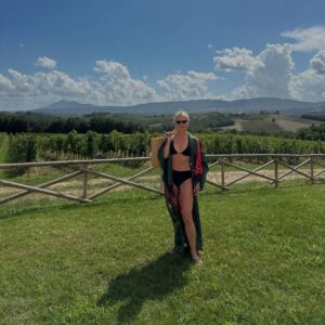 Małgorzata Kożuchowska Instagram - Choć od dawna nie chodzę już do szkoły to zawsze kiedy kończą się wakacje jest mi smutno…🥹. A może trochę je jeszcze przedłużyć…? #wakacje #back #school #finish