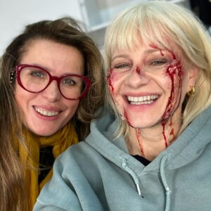 Małgorzata Kożuchowska Instagram - Kochani
Tydzień minął od premiery Anieli…
Tydzień dla mnie wyjątkowy ze wzgledu na ilość emocji, których mi dostarczyliście! Dziękuję za wszystkie komentarze i recenzje, tym którzy pokochali Anielę(wiem, że nie wszyscy - spokojnie - widzę to☺️). Od pierwszych dni pracy nad tym serialem wiedziałam, że nie będzie to dla mnie zwyczajny projekt, wiedziałam, że będzie wyjątkowy, inny, ryzykowny i że pewnie nie wszystkim się spodoba. Ale dla mnie był jak tlen: niezbędny do życia, zdrowy, czysty i uwalniający. I jestem za niego wdzięczna! Przez ten tydzień byłam, przyznaję, lekko oszołomiona tym jak gorąco przyjęliście Anielę (jednocześnie w tym tygodniu zagrałam pięć spektakli wieczorami i zakończyłam zdjęcia do rodzinki więc musiałam się trzymać), dlatego dopiero dzisiaj piszę…
Nie byłoby tego serialu gdyby nie ludzie, którzy ciężko i uczciwie nad nim pracowali wkładając w tę pracę cały swój profesjonalizm, talent i serce. Nie byłoby takiej Anieli gdybym nie czuła na planie wsparcia, gdybym nie czuła się potrzebna i bezpieczna! I dlatego całej wspaniałej ekipie Anieli chciałabym podziękować, należą Wam się moje ukłony, podziękowania i wielkie brawa!!!
#JakubPiątek @mr.czekaj @balapolis @blbsta @szymanka_aga @demirski @wojciechwegrzyn_dop @asia.flis @arek.slesinski @viktoria.brzezinska @korneliadzikowska @anna_nobel_makeupartist @yulianna_may @tomaszwrubel
#Aniela #SerialAniela #Netflix #Aktorka #Ekipa
