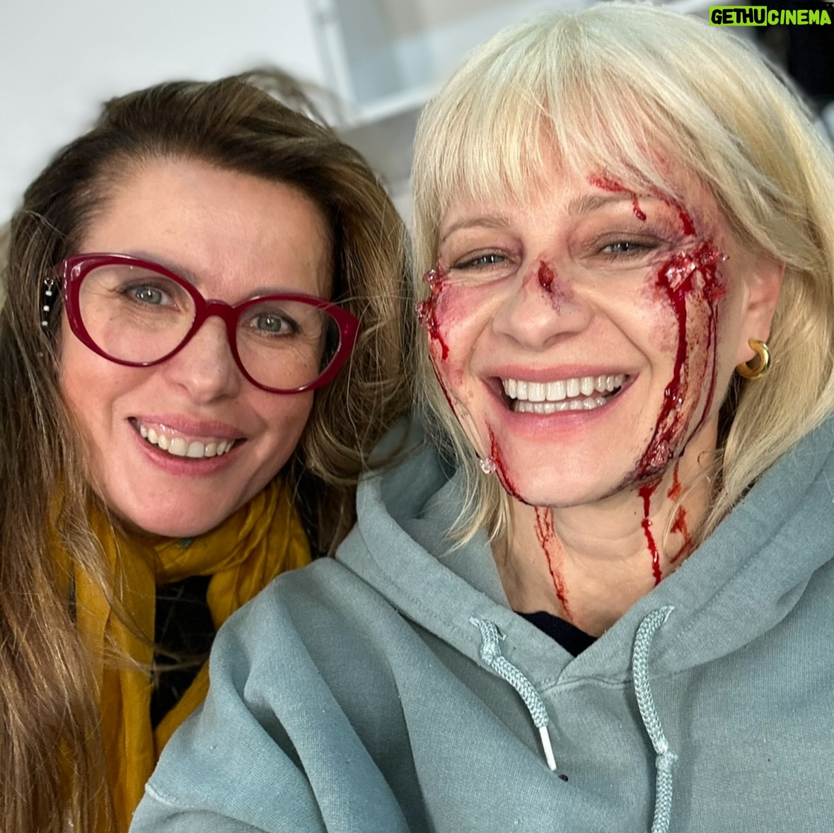 Małgorzata Kożuchowska - 9.8K Likes - Kochani
Tydzień minął od premiery Anieli…
Tydzień dla mnie wyjątkowy ze wzgledu na ilość emocji, których mi dostarczyliście! Dziękuję za wszystkie komentarze i recenzje, tym którzy pokochali Anielę(wiem, że nie wszyscy - spokojnie - widzę to☺️). Od pierwszych dni pracy nad tym serialem wiedziałam, że nie będzie to  dla mnie zwyczajny projekt, wiedziałam, że będzie wyjątkowy, inny, ryzykowny i że pewnie nie wszystkim się spodoba. Ale dla mnie był jak tlen: niezbędny do życia, zdrowy, czysty i uwalniający. I jestem za niego wdzięczna! Przez ten tydzień byłam, przyznaję, lekko oszołomiona tym jak gorąco przyjęliście  Anielę (jednocześnie w tym tygodniu zagrałam pięć spektakli wieczorami i zakończyłam zdjęcia do rodzinki więc musiałam się trzymać), dlatego dopiero dzisiaj piszę…
Nie byłoby tego serialu gdyby nie ludzie, którzy ciężko i uczciwie nad nim pracowali wkładając w tę pracę cały swój profesjonalizm, talent i serce. Nie byłoby takiej Anieli gdybym nie czuła na planie wsparcia, gdybym nie czuła się potrzebna i bezpieczna! I dlatego całej wspaniałej ekipie Anieli chciałabym podziękować, należą Wam się moje ukłony,  podziękowania i wielkie brawa!!!

#JakubPiątek @mr.czekaj @balapolis @blbsta @szymanka_aga @demirski @wojciechwegrzyn_dop @asia.flis @arek.slesinski @viktoria.brzezinska @korneliadzikowska @anna_nobel_makeupartist @yulianna_may @tomaszwrubel 

#Aniela #SerialAniela #Netflix #Aktorka #Ekipa