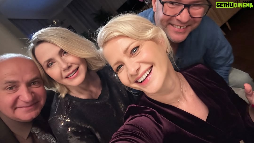 Małgorzata Kożuchowska - 21.6K Likes - Kto oglądał z nami pierwszy odcinek @rodzinkapl_official ? Koniecznie dajcie znać w komentarzu, czy Wam się podobało!

#aktorka #serial #rodzinkapl
@tomasz_karolak_insta @maciejmusial_official @adam_zdrojkowski @mateopawlowski @olgakalicka @agnieszkawosinska @k.dracz @magdalenastuzynska #AgataKulesza