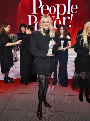 Małgorzata Kożuchowska Instagram - Odebranie tej nagrody to dla mnie ogromny zaszczyt. Bardzo dziękuję redakcji @viva_magazyn za nominację i Państwu, którzy oddaliście na mnie swoje głosy. Ten plebiscyt – People Power – ma dla mnie szczególne znaczenie, bo pokazuje, że sztuka i kultura w dzisiejszym świecie, pełnym lęku, agresji i konsumpcjonizmu, wciąż są ważne, że poruszają, inspirują i łączą ludzi.
Jeden z filozofów powiedział kiedyś, że artystą się bywa, a nie jest. I ja się z tym zgadzam. Dlatego chcę z głębi serca podziękować wszystkim, którzy dostrzegli we mnie nie tylko popularną aktorkę, która podbije słupki oglądalności, ale właśnie artystkę: Annie Nagler za pomysł serialu ze mną, Kubie Razowskiemu, że się tego pomysłu nie przestraszył, Pawłowi Demirskiemu za Anielę, zaufanie i „pokrewieństwo dusz”, producentkom Magdzie Kamińskiej i Agacie Szymańskiej za wolność twórczą i wiarę w nas oraz reżyserom Jakubowi Piątkowi i Kubie Czekajowi za totalne partners in crime. Wojtkowi Farudze za wszystkie nasze spektakle w Teatrze Narodowym i Janowi Englertowi za przestrzeń do spełniania coraz ambitniejszych marzeń! Dorocie Kośmickiej za odwagę obsadzania mnie „pod prąd”. Każde z Was w niezwykły sposób otworzyło mi drzwi do nowych możliwości i ciągłego rozwoju! Jestem za to ogromnie wdzięczna.
Gratuluję również wszystkim nominowanym i laureatom.
Chciałabym również podziękować tym którzy pracują w swoich małych pracowniach, gdzieś w Polsce, których świat jeszcze nie odkrył choć robią piekne rzeczy, tych którzy grają trzecio- czwartoplanowe role i epizody i może czekają na swoją wielką szansę! Chcę Wam powiedzieć, że to co robicie jest ważne, że jesteście potrzebni, a Wasza twórczość to wartość ♥️♥️♥️
Dziękuję publiczności - za zaufanie, obecność i otwartość. To dzięki Wam mogę robić to, co kocham. Obiecuję dalej pracować z pasją i wrażliwością, wierząc, że kultura i sztuka naprawdę potrafią zmieniać świat - choćby w jednym człowieku.
#vivapeoplepower #człowiekdlasztuki #aktorka