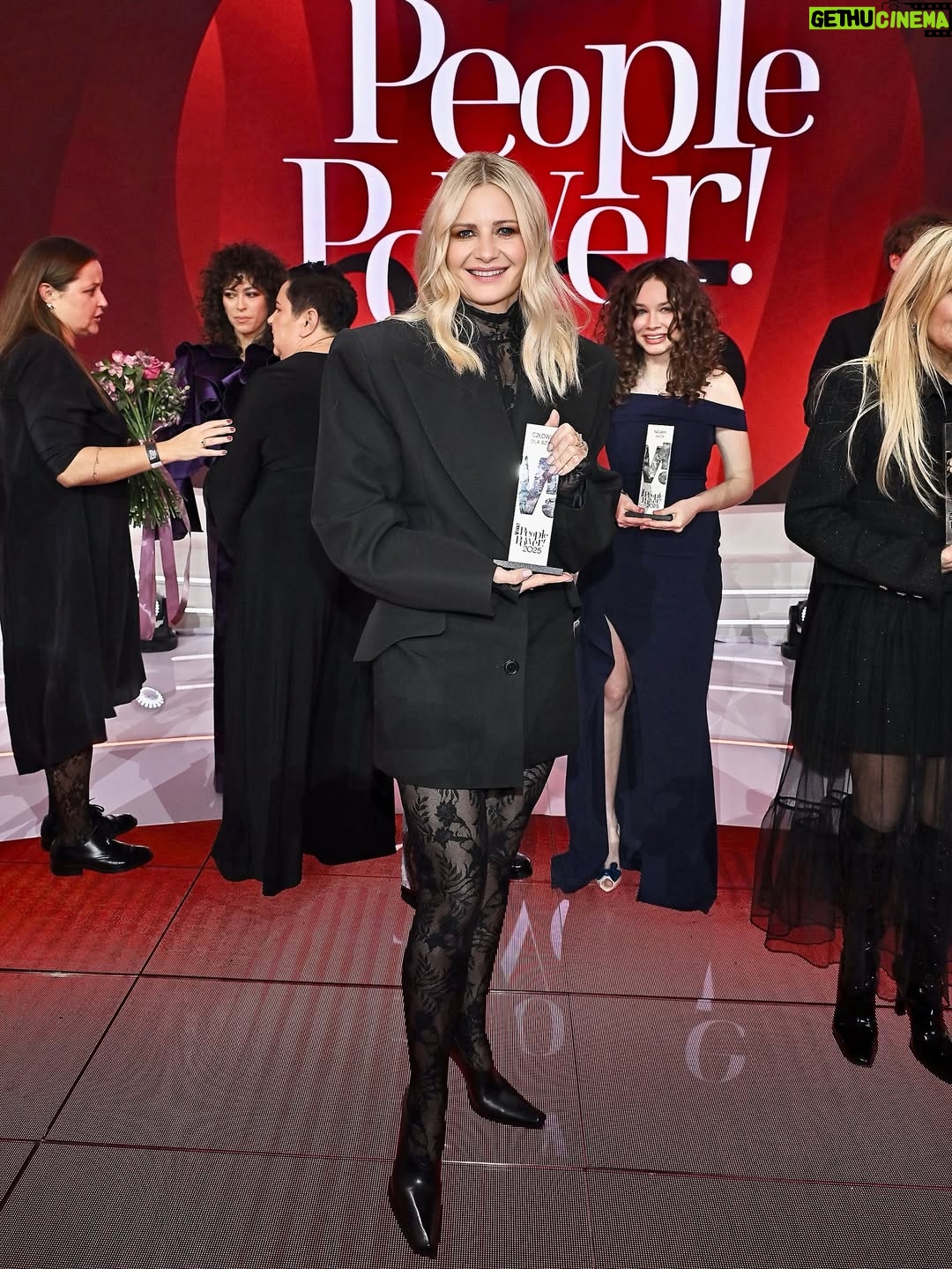 Małgorzata Kożuchowska - 12.7K Likes - Odebranie tej nagrody to dla mnie ogromny zaszczyt. Bardzo dziękuję redakcji @viva_magazyn za nominację i Państwu, którzy oddaliście na mnie swoje głosy. Ten plebiscyt – People Power – ma dla mnie szczególne znaczenie, bo pokazuje, że sztuka i kultura w dzisiejszym świecie, pełnym lęku, agresji i konsumpcjonizmu, wciąż są ważne, że poruszają, inspirują i łączą ludzi.

Jeden z filozofów powiedział kiedyś, że artystą się bywa, a nie jest. I ja się z tym zgadzam. Dlatego chcę z głębi serca podziękować wszystkim, którzy dostrzegli we mnie nie tylko popularną aktorkę, która podbije słupki oglądalności, ale właśnie artystkę: Annie Nagler za pomysł serialu ze mną, Kubie Razowskiemu, że się tego pomysłu nie przestraszył, Pawłowi Demirskiemu za Anielę, zaufanie i „pokrewieństwo dusz”, producentkom Magdzie Kamińskiej i Agacie Szymańskiej za wolność twórczą i wiarę w nas oraz reżyserom Jakubowi Piątkowi i Kubie Czekajowi za totalne partners in crime. Wojtkowi Farudze za wszystkie nasze spektakle w Teatrze Narodowym i Janowi Englertowi za przestrzeń do spełniania coraz ambitniejszych marzeń! Dorocie Kośmickiej za  odwagę obsadzania mnie „pod prąd”. Każde z Was w niezwykły sposób otworzyło mi drzwi do nowych możliwości i ciągłego rozwoju! Jestem za to ogromnie wdzięczna.

Gratuluję również wszystkim nominowanym i laureatom.
Chciałabym również podziękować tym którzy pracują w swoich małych pracowniach, gdzieś w Polsce, których świat jeszcze nie odkrył choć robią piekne rzeczy, tych którzy grają trzecio- czwartoplanowe role i epizody i może czekają na swoją wielką szansę!  Chcę Wam powiedzieć, że to co robicie jest ważne, że jesteście potrzebni, a Wasza twórczość to wartość ♥️♥️♥️

Dziękuję publiczności - za zaufanie, obecność i otwartość. To dzięki Wam mogę robić to, co kocham. Obiecuję dalej pracować z pasją i wrażliwością, wierząc, że kultura i sztuka naprawdę potrafią zmieniać świat - choćby w jednym człowieku.

#vivapeoplepower #człowiekdlasztuki #aktorka
