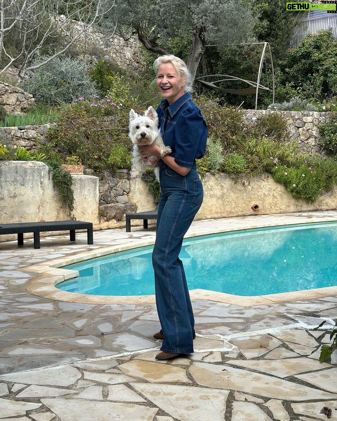 Małgorzata Kożuchowska - 9.4K Likes - Ciągnie wilka do lasu…🤷‍♀️☀️☀️☀️#timetravel #family #jeans #dogs #friends #nature