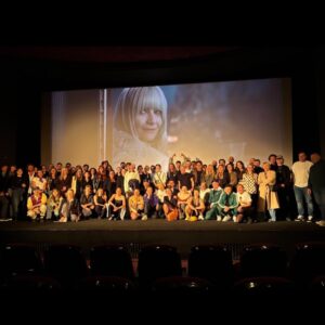 Małgorzata Kożuchowska Instagram - Kochani
Tydzień minął od premiery Anieli…
Tydzień dla mnie wyjątkowy ze wzgledu na ilość emocji, których mi dostarczyliście! Dziękuję za wszystkie komentarze i recenzje, tym którzy pokochali Anielę(wiem, że nie wszyscy - spokojnie - widzę to☺️). Od pierwszych dni pracy nad tym serialem wiedziałam, że nie będzie to dla mnie zwyczajny projekt, wiedziałam, że będzie wyjątkowy, inny, ryzykowny i że pewnie nie wszystkim się spodoba. Ale dla mnie był jak tlen: niezbędny do życia, zdrowy, czysty i uwalniający. I jestem za niego wdzięczna! Przez ten tydzień byłam, przyznaję, lekko oszołomiona tym jak gorąco przyjęliście Anielę (jednocześnie w tym tygodniu zagrałam pięć spektakli wieczorami i zakończyłam zdjęcia do rodzinki więc musiałam się trzymać), dlatego dopiero dzisiaj piszę…
Nie byłoby tego serialu gdyby nie ludzie, którzy ciężko i uczciwie nad nim pracowali wkładając w tę pracę cały swój profesjonalizm, talent i serce. Nie byłoby takiej Anieli gdybym nie czuła na planie wsparcia, gdybym nie czuła się potrzebna i bezpieczna! I dlatego całej wspaniałej ekipie Anieli chciałabym podziękować, należą Wam się moje ukłony, podziękowania i wielkie brawa!!!
#JakubPiątek @mr.czekaj @balapolis @blbsta @szymanka_aga @demirski @wojciechwegrzyn_dop @asia.flis @arek.slesinski @viktoria.brzezinska @korneliadzikowska @anna_nobel_makeupartist @yulianna_may @tomaszwrubel
#Aniela #SerialAniela #Netflix #Aktorka #Ekipa
