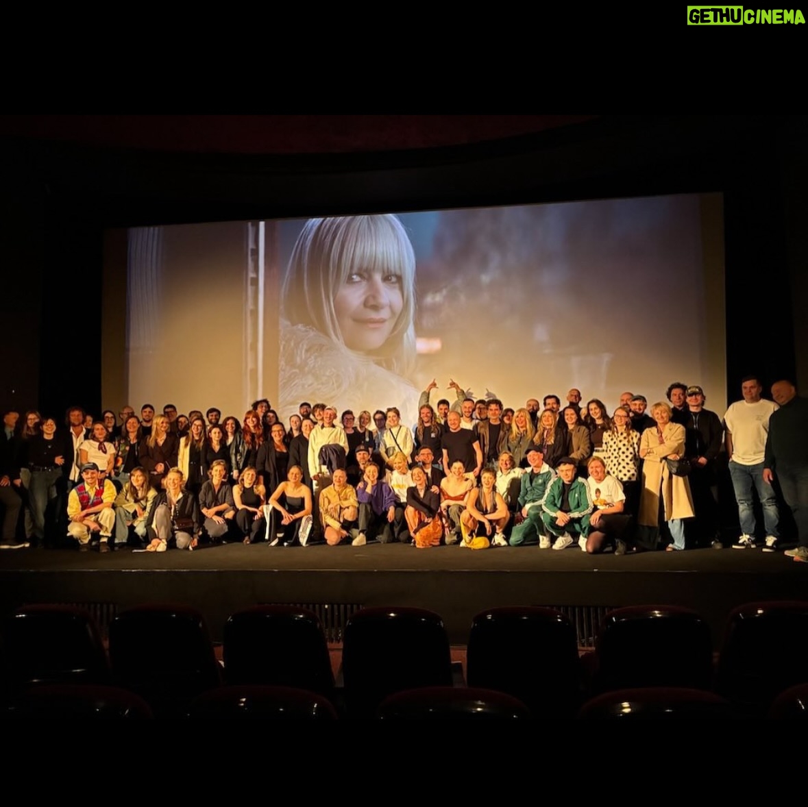Małgorzata Kożuchowska - 9.8K Likes - Kochani
Tydzień minął od premiery Anieli…
Tydzień dla mnie wyjątkowy ze wzgledu na ilość emocji, których mi dostarczyliście! Dziękuję za wszystkie komentarze i recenzje, tym którzy pokochali Anielę(wiem, że nie wszyscy - spokojnie - widzę to☺️). Od pierwszych dni pracy nad tym serialem wiedziałam, że nie będzie to  dla mnie zwyczajny projekt, wiedziałam, że będzie wyjątkowy, inny, ryzykowny i że pewnie nie wszystkim się spodoba. Ale dla mnie był jak tlen: niezbędny do życia, zdrowy, czysty i uwalniający. I jestem za niego wdzięczna! Przez ten tydzień byłam, przyznaję, lekko oszołomiona tym jak gorąco przyjęliście  Anielę (jednocześnie w tym tygodniu zagrałam pięć spektakli wieczorami i zakończyłam zdjęcia do rodzinki więc musiałam się trzymać), dlatego dopiero dzisiaj piszę…
Nie byłoby tego serialu gdyby nie ludzie, którzy ciężko i uczciwie nad nim pracowali wkładając w tę pracę cały swój profesjonalizm, talent i serce. Nie byłoby takiej Anieli gdybym nie czuła na planie wsparcia, gdybym nie czuła się potrzebna i bezpieczna! I dlatego całej wspaniałej ekipie Anieli chciałabym podziękować, należą Wam się moje ukłony,  podziękowania i wielkie brawa!!!

#JakubPiątek @mr.czekaj @balapolis @blbsta @szymanka_aga @demirski @wojciechwegrzyn_dop @asia.flis @arek.slesinski @viktoria.brzezinska @korneliadzikowska @anna_nobel_makeupartist @yulianna_may @tomaszwrubel 

#Aniela #SerialAniela #Netflix #Aktorka #Ekipa