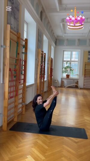 Małgorzata Pieczyńska Instagram - 14/12/1918 roku urodził się 🎂🤸🏽♂️🎂Krishnamachar Sundararaja #Iyengar ❤️Wielki Nauczyciel jogi🧘♀️,który opracował metodę znaną z precyzji i uważności.Jego „Światło jogi", uznawane jest za biblię joginów. Iyengar miał wielkie zrozumienie dla wszelkich dysfunkcji fizycznych i psychicznych. Sam był chorowity - przeszedł malarię, tyfus, gruźlicę. Gdy miał 16 lat zaczął praktykę jogi , która uzdrawiała najpierw jego ,a potem stała się źródłem zdrowia i harmonii dla jego uczniów.
Jestem serdecznie wdzięczna,że od 20 lat dane mi jest praktykować pod okiem wspaniałych nauczycieli w szkole @jogafoksal . #Joga stała się również dla mnie źródłem kondycji fizycznej i ścieżką wszelkiego rozwoju 🙏🙏🙏W dniu urodzin naszego Mistrza kłaniam się nauczycielom i wszystkim przyjaciołom joginom .
NAMASTE❤️🤸🏽♂️❤️🧘♀️❤️🤸🏽♂️❤️
#iyengarbirthday