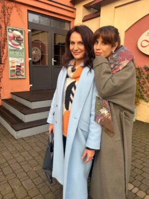 Małgorzata Pieczyńska Instagram - Z synową Aleksandra może mieć różne stosunki, ale ja z Michaliną mamy zawsze miłe energetyczne spotkania. Za nasze serialowe perypetie odpowiada Alina Puchała, cudowna empatyczna scenarzystka.❤️🙏 Alina na zdjęciu z Teresą Lipowską, która tworzy rodzinę M-ki od pierwszego dnia zdjęciowego 25 lat temu❤️❤️❤️
#mjakmiłość #serialowarodzinka #naplanie