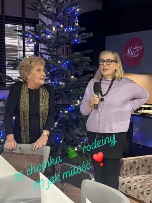 Małgorzata Pieczyńska Instagram - Z synową Aleksandra może mieć różne stosunki, ale ja z Michaliną mamy zawsze miłe energetyczne spotkania. Za nasze serialowe perypetie odpowiada Alina Puchała, cudowna empatyczna scenarzystka.❤️🙏 Alina na zdjęciu z Teresą Lipowską, która tworzy rodzinę M-ki od pierwszego dnia zdjęciowego 25 lat temu❤️❤️❤️
#mjakmiłość #serialowarodzinka #naplanie