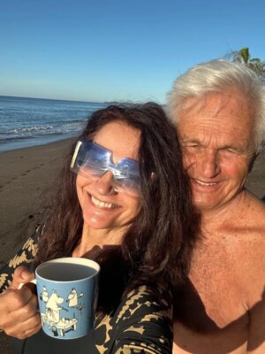 Małgorzata Pieczyńska Instagram - Słońce wyskakuje zza horyzontu jak z katapulty. O godzinie 7 rano już jest pełna „lampa”. Cudowny czas na kawę w kubku z krainy Muminków. Potem kąpiel z pelikanami fruwającymi nad samą głową i joga . NAMASTE ❤️🙏☀️🌴🙏
#rodzinneświęta #christmasonthebeach #rodzinamuminków