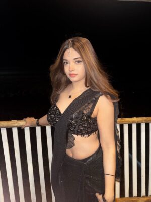 Mahek Syed Instagram - दोस्त की शादी 🎇✨
Congrats @lolzzzgaming on finding your duo for life!
.
.
.
.
.
#indianwedding #lolzzz #blacksaree #godlike #explorer #shaadi #bgmi #gaming #algorithm