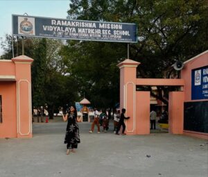 Maheswari Yayathiraj Instagram - The happiness in my face says everything 🥰.The place where I experienced a roller coaster ride filled with all emotions.

#nostalgia #myschool #nostalgicmoments
