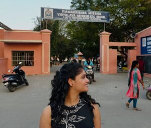 Maheswari Yayathiraj Instagram - The happiness in my face says everything 🥰.The place where I experienced a roller coaster ride filled with all emotions.

#nostalgia #myschool #nostalgicmoments