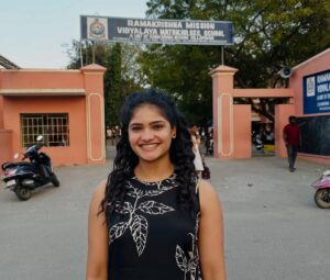 Maheswari Yayathiraj Instagram - The happiness in my face says everything 🥰.The place where I experienced a roller coaster ride filled with all emotions.

#nostalgia #myschool #nostalgicmoments