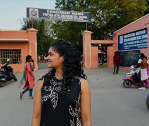 Maheswari Yayathiraj Instagram - The happiness in my face says everything 🥰.The place where I experienced a roller coaster ride filled with all emotions.

#nostalgia #myschool #nostalgicmoments