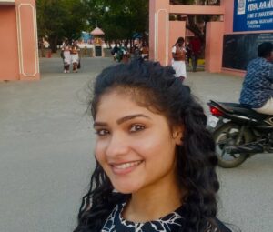 Maheswari Yayathiraj Instagram - The happiness in my face says everything 🥰.The place where I experienced a roller coaster ride filled with all emotions.

#nostalgia #myschool #nostalgicmoments