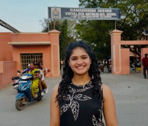 Maheswari Yayathiraj Instagram - The happiness in my face says everything 🥰.The place where I experienced a roller coaster ride filled with all emotions.

#nostalgia #myschool #nostalgicmoments