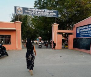 Maheswari Yayathiraj Instagram - The happiness in my face says everything 🥰.The place where I experienced a roller coaster ride filled with all emotions.

#nostalgia #myschool #nostalgicmoments