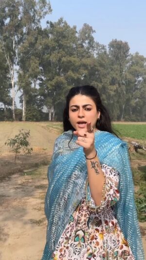Mahi Sharma Instagram - ਗੋਰਾ ਰੰਗ ਧੁੱਪ ਵਰਗਾ ਵੇ, ਤੇਰੀ ਚੰਦਰੀ ਨਜ਼ਰ ਨੇ ਖਾ ਲਿਆ ਵੇ।
.
.
.
#mahisharma #itsmahisharma #trending #punjabisongs #reels #instagram #punjabisuits #newsong #maahidimehfil #post #foryou
