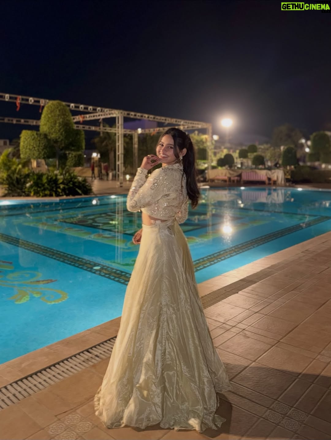 Mahi Singh - 9.9K Likes - 🪩
.
.

#sangeet #wedding #photo #photoshoot #mahisinghviofficial
