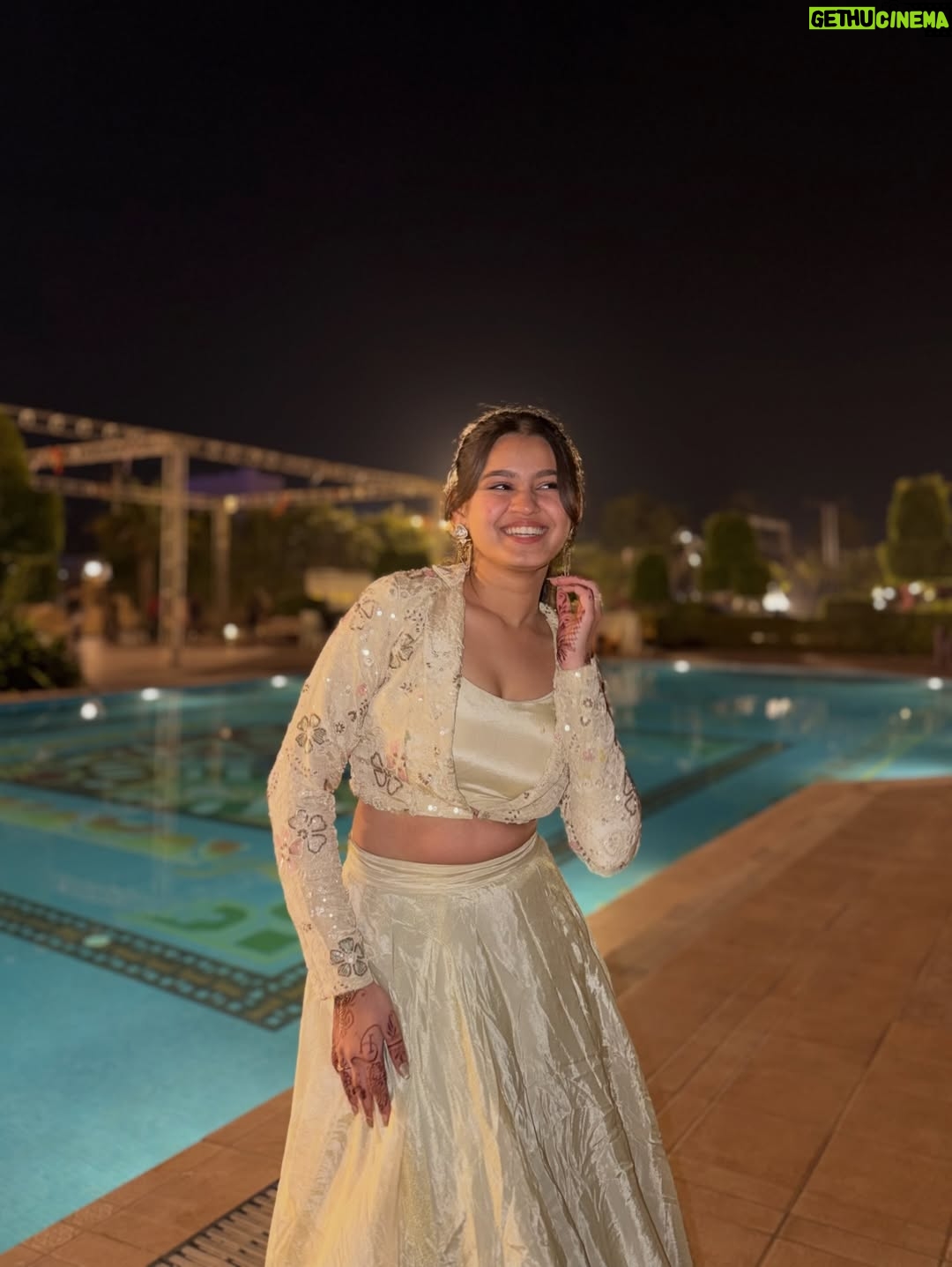 Mahi Singh - 9.9K Likes - 🪩
.
.

#sangeet #wedding #photo #photoshoot #mahisinghviofficial