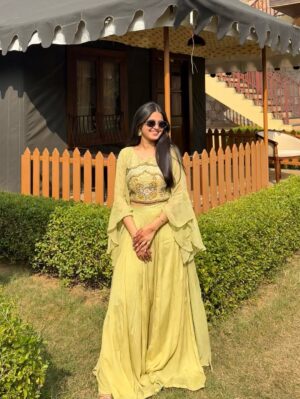 Mahi Singh Instagram - Glam on. Worries gone.💚
.
.
#traditonal #photo #photooftheday #wedding #mahisinghviofficial