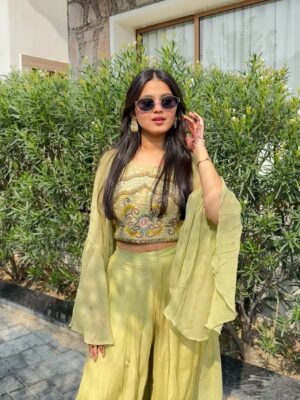 Mahi Singh Instagram - Glam on. Worries gone.💚
.
.
#traditonal #photo #photooftheday #wedding #mahisinghviofficial
