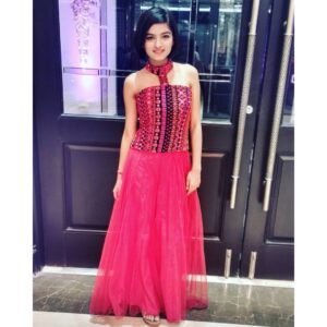 Mahima Seth Instagram - 2016/2017 : From wearing FAKE @zara 🤡 to so many different haircuts to doing Stage Plays! Its a life well lived SO FAR🥂 
Yes i’ve had my ups and downs and i don’t share the downs very openly on social media. That’s bad honestly i should be as real as raw with you all as i want to be , its just that the part where one has to be vulnerable has been a difficult path to tread on for me 🤡, but iss carousel mai sirf ups share kiye hai 2016 ke , there were plenty days when i felt left out , when i felt not so pretty , i felt i didn’t belong. I have worked on those emotions i still feel them at times. But its better! Hopefully now onto healing myself more , to becoming the person i want to be. To being the best version of myself 🥂 to that. 
Thankyou for being part of this journey so far and we’ll be together always come what may! 🫶
.
.
#2016 #2017 #throwback
