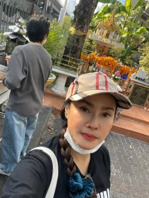 Mai Charoenpura Instagram - มากราบแม่พระธรณีคะ 🙏🏻💝ยังอยู่ตรงนี้นะ ไม่ได้หายไปไหน ส่งยิ้มอ่อนมาให้จ้า 🙂ค่าของคน อยู่ที่ผลของ🩵