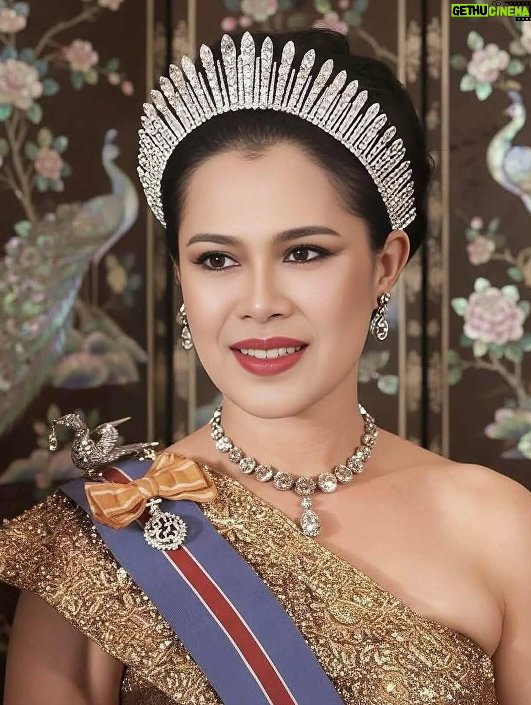 Mai Charoenpura - 3 Likes - กราบน้อมส่งท่านผู้เปรียบเสมือนแม่่แห่งแผ่นดินไทย ตื่นมาวันนี้น้ำตาไหลภายในใจ ท่่านคือ ที่สุดของหัวใจ ตั้งแต่่เราเกิดมาและจำความได้ ท่านสง่างามเพรียกพร้อมในกิจวัตร ทรงให้ความเมตตากับพสกนิกรและพระราชกรณียกิจที่ทรงช่วยคนไทยมาอย่างยาวนานเเสนนาน ลุกเคยมีโอกาสได้ถวายงานหลายต่อหลายครั้ง ท่านทรงมีพระเมตตาและเอนดูใหม่เสมอๆๆ ท่านคือความภาคภูมิใจของประชาชนชาวไทย วันนี้ลุกขอกราบส่งเสด็จท่านสุ่สวรรค์คาลัย และน้อมรำลึกถึงพระมหากรุณาธิคุณเป็นล้นพ้นอย่างหาที่สุดมิได้ ด้วยเกล้าด้วยกระหม่อมขอเดชะ ข้าพระพุทธเจ้านางสาวณฐกาญจน์ (ใหม่) เจริญปุระ และครอบครัว ธ สถิตย์ ณ ดวงใจไทยนิรันดร์กาล🙏🏻