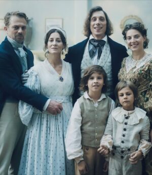 Maja Ostaszewska Instagram - Justyna Krzyżanowska Chopin.
Matka Fryderyka Chopina. 
W @chopin_film pokazujemy ich jedyne od czasu emigracji Fryderyka spotkanie. Po Powstaniu Listopadowym nie mógł już wrócić do kraju. Rok 1835 Karlsbad (dziś Karlowe Wary) Chopin zrobił rodzinie niespodziankę i odwiedził ich niezapowiedziany. Spędzili razem kilka dni. Już wtedy matka i siostra widziały, że jest wychudzony, w złym stanie. Rozmowy, bliskość. Biografowie, także na podstawie listów Fryderyka z matką i przyjaciółmi są zgodni, że tych kilka dni było dla niego niezwykle ważnych, rozstanie szczególnie bolesne. Znaleźć można opinie, że także miało wpływ na jego twórczość. Nigdy więcej się nie spotkali. Matka zmarła prawie 13 lat po śmierci syna. Myślę dziś o niej w kontekście dzisiejszej daty. Czym jest dla nas niepodległość? Zawsze w kontekście wojen, reżimów, kryzysów myślę o jednostkowych losach, osobistych tragediach. Niepodległość to prawo do wolności. Pielęgnujmy własną i szanujmy cudzą. 
Tym, którzy jeszcze nie widzieli naszego filmu, serdecznie polecam @chopin_film nadal w kinach. Będzie także pokazywany na festiwalu @camerimage.festival 
Na drugim zdjęciu nasza filmowa rodzina Chopinów @erickulmjr @martamasza @grzegorzdamiecki i dzieci ❤️
#chopin #chopinfilm @aksonstudio @chopininstitute chopininstitute #niepodległość #11listopada