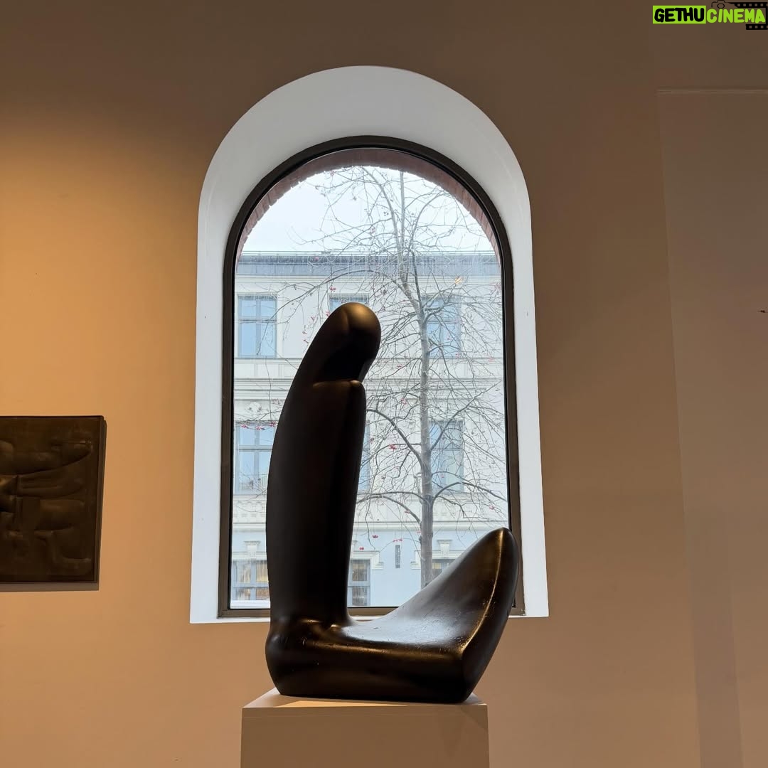 Maja Ostaszewska - 1.6K Likes - Rzeźba mojego dziadka Tadeusza Ostaszewskiego „Siedząca” w @galeriastarmach przy okazji wspaniałej wystawy „Andrzej  Pawłowski zaprasza na urodziny (Birthday party 1925/2025)”
A skoro urodziny to przyjaciele. Wśród bliskich artyście, oprócz mojego dziadka także m. in. Jerzy Nowosielski, Jonasz Stern, Andrzej Wróblewski, Maria Jarema, Jerzy Bereś, Tadeusz Brzozowski, Teresa Rudowicz. Wspaniała wystawa! Kto w Krakowie koniecznie idźcie zobaczyć!
Starmach Gallery, Kraków ul. Węgierska 5 
Dziękuję Andrzej Starmach za oprowadzenie i moje zdjęcie z SIEDZĄCĄ. To jedna z moich ukochanych rzeźb dziadka 🖤
#Starmachgallery #andrzejpawłowski #tadeuszostaszewski 
7 listopada 2025- 30 stycznia 2026 
Kurator Robert Domżalski
Wystawie towarzyszy pięknie wydany przez @galeriastarmach katalog.
