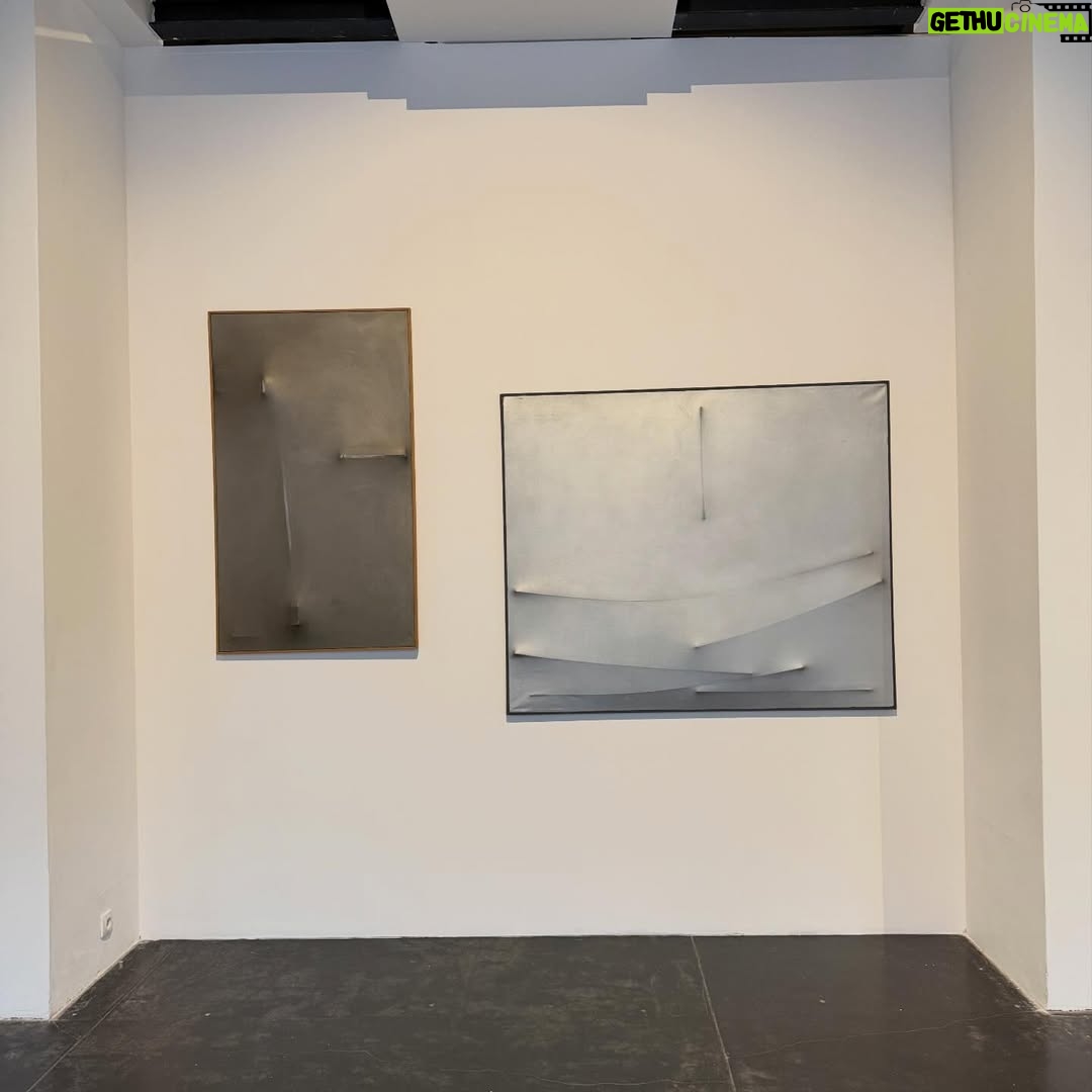 Maja Ostaszewska - 1.6K Likes - Rzeźba mojego dziadka Tadeusza Ostaszewskiego „Siedząca” w @galeriastarmach przy okazji wspaniałej wystawy „Andrzej  Pawłowski zaprasza na urodziny (Birthday party 1925/2025)”
A skoro urodziny to przyjaciele. Wśród bliskich artyście, oprócz mojego dziadka także m. in. Jerzy Nowosielski, Jonasz Stern, Andrzej Wróblewski, Maria Jarema, Jerzy Bereś, Tadeusz Brzozowski, Teresa Rudowicz. Wspaniała wystawa! Kto w Krakowie koniecznie idźcie zobaczyć!
Starmach Gallery, Kraków ul. Węgierska 5 
Dziękuję Andrzej Starmach za oprowadzenie i moje zdjęcie z SIEDZĄCĄ. To jedna z moich ukochanych rzeźb dziadka 🖤
#Starmachgallery #andrzejpawłowski #tadeuszostaszewski 
7 listopada 2025- 30 stycznia 2026 
Kurator Robert Domżalski
Wystawie towarzyszy pięknie wydany przez @galeriastarmach katalog.