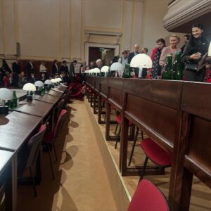 Maja Ostaszewska Instagram - To było tak wielkie szczęście i zaszczyt móc obcować z geniuszem muzyki  Fryderyka Chopina i podziwiać talent wybitnych pianistów na żywo,  podczas XIX Konkursu Chopinowskiego. Czas się zatrzymał. Niesamowita atmosfera @warsawphil Oczekiwanie na werdykt po finałowym etapie… Uroczysty koncert finalistów w @operanarodowa
Gratulacje dla Wszystkich genialnych artystów. Moje laickie serce skradły @shiori_klavier @tianyao_lyu @zitong_wang Wiliam Yang Przepięknie grali Polacy @piotr_alexewicz @yehudapiano Specjalne gratulacje dla zwycięzcy, wspaniałego @ericlupianist Jego niezwykle  skromna reakcja na decyzje Jury była poruszająca. Dziękuję cudownej Orkiestrze @warsawphil pod batutą maestro @boreyko_andrey Dziękuję @chopininstitute a także @tvp_kultura za relacje na żywo. Dziękuję wszystkim komentatorom. Będę bardzo tęsknić i już czekam na kolejną edycję ❤️

It was such an immense joy and honor to experience the genius of Fryderyk Chopin’s music and to admire the extraordinary talent of the pianists performing live during the 19th International Chopin Competition. Time truly stood still. The atmosphere at the @warsawphil was incredible — the anticipation before the verdict after the final stage… Gala Concert of the Laureates. Congratulations to all the brilliant artists!

My humble heart was especially captured by @shiori_klavier, @tianyao_lyu, @zitong_wang, and William Yang. The Polish pianists @piotr_alexewicz and @yehudapiano played beautifully as well.

Special congratulations to the winner, the wonderful @ericlupianist — his remarkably modest reaction to the Jury’s decision was deeply touching.

Thank you to the wonderful Orchestra @warsawphil under the baton of maestro @boreyko_andrey. Thank you to the @chopininstitute
I will miss it dearly and am already looking forward to the next edition.
#chopincompetition #chopin2025 @chopininstitute @warsawphil @operanarodowa
