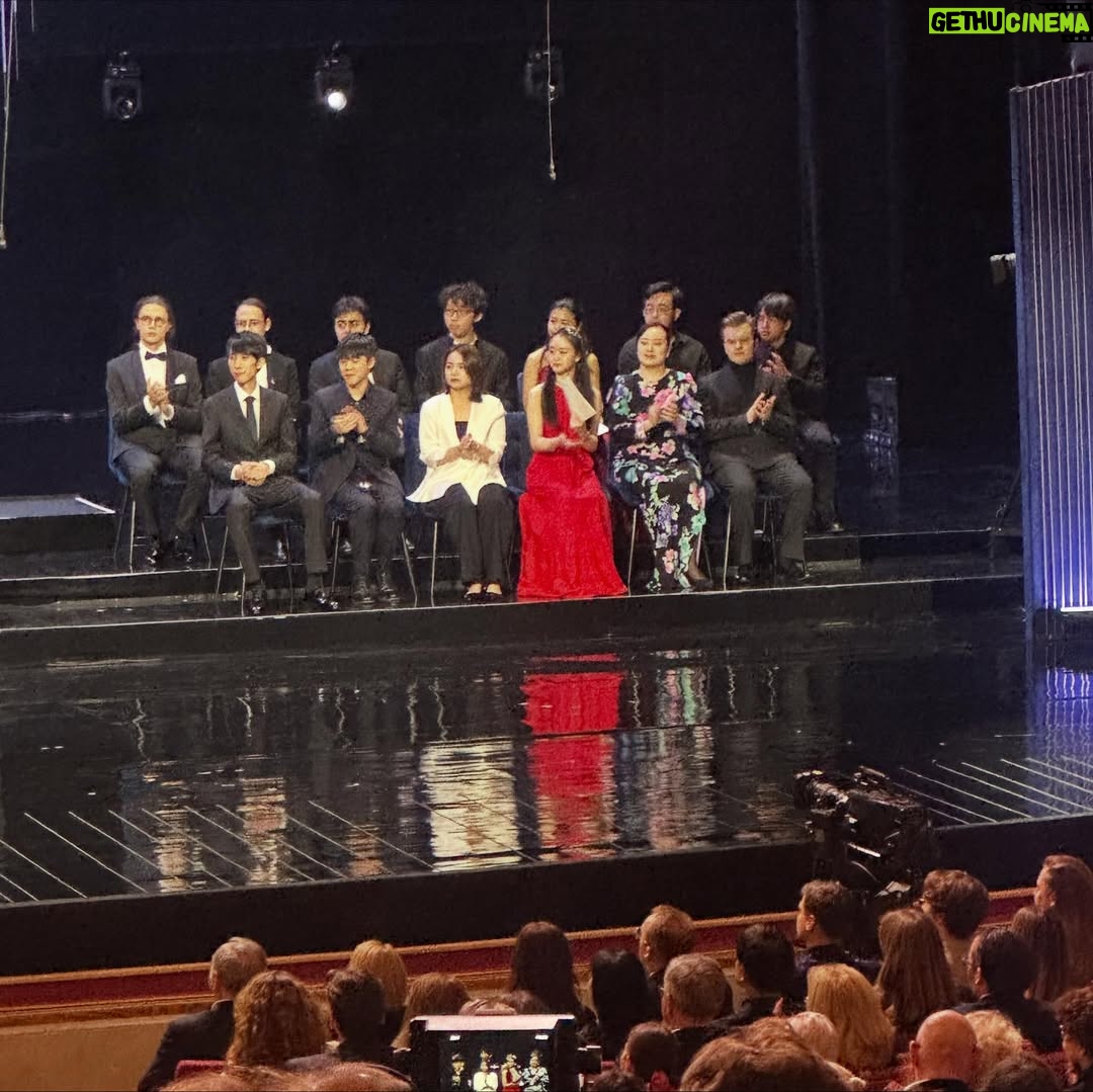 Maja Ostaszewska - 2.3K Likes - To było tak wielkie szczęście i zaszczyt móc obcować z geniuszem muzyki  Fryderyka Chopina i podziwiać talent wybitnych pianistów na żywo,  podczas XIX Konkursu Chopinowskiego. Czas się zatrzymał. Niesamowita atmosfera @warsawphil Oczekiwanie na werdykt po finałowym etapie… Uroczysty koncert finalistów w @operanarodowa
Gratulacje dla Wszystkich genialnych artystów. Moje laickie serce skradły @shiori_klavier @tianyao_lyu @zitong_wang Wiliam Yang Przepięknie grali Polacy @piotr_alexewicz @yehudapiano Specjalne gratulacje dla zwycięzcy, wspaniałego @ericlupianist Jego niezwykle  skromna reakcja na decyzje Jury była poruszająca. Dziękuję cudownej Orkiestrze @warsawphil pod batutą maestro @boreyko_andrey Dziękuję @chopininstitute a także @tvp_kultura za relacje na żywo. Dziękuję wszystkim komentatorom. Będę bardzo tęsknić i już czekam na kolejną edycję ❤️

It was such an immense joy and honor to experience the genius of Fryderyk Chopin’s music and to admire the extraordinary talent of the pianists performing live during the 19th International Chopin Competition. Time truly stood still. The atmosphere at the @warsawphil was incredible — the anticipation before the verdict after the final stage… Gala Concert of the Laureates. Congratulations to all the brilliant artists!

My humble heart was especially captured by @shiori_klavier, @tianyao_lyu, @zitong_wang, and William Yang. The Polish pianists @piotr_alexewicz and @yehudapiano played beautifully as well.

Special congratulations to the winner, the wonderful @ericlupianist — his remarkably modest reaction to the Jury’s decision was deeply touching.

Thank you to the wonderful Orchestra @warsawphil under the baton of maestro @boreyko_andrey. Thank you to the @chopininstitute
I will miss it dearly and am already looking forward to the next edition.
#chopincompetition #chopin2025 @chopininstitute @warsawphil @operanarodowa
