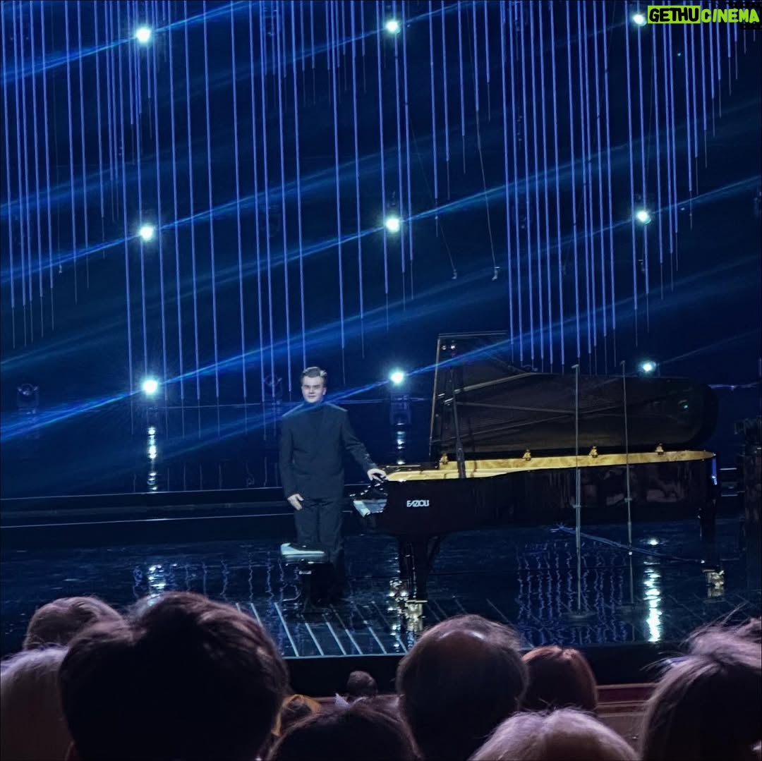 Maja Ostaszewska - 2.3K Likes - To było tak wielkie szczęście i zaszczyt móc obcować z geniuszem muzyki  Fryderyka Chopina i podziwiać talent wybitnych pianistów na żywo,  podczas XIX Konkursu Chopinowskiego. Czas się zatrzymał. Niesamowita atmosfera @warsawphil Oczekiwanie na werdykt po finałowym etapie… Uroczysty koncert finalistów w @operanarodowa
Gratulacje dla Wszystkich genialnych artystów. Moje laickie serce skradły @shiori_klavier @tianyao_lyu @zitong_wang Wiliam Yang Przepięknie grali Polacy @piotr_alexewicz @yehudapiano Specjalne gratulacje dla zwycięzcy, wspaniałego @ericlupianist Jego niezwykle  skromna reakcja na decyzje Jury była poruszająca. Dziękuję cudownej Orkiestrze @warsawphil pod batutą maestro @boreyko_andrey Dziękuję @chopininstitute a także @tvp_kultura za relacje na żywo. Dziękuję wszystkim komentatorom. Będę bardzo tęsknić i już czekam na kolejną edycję ❤️

It was such an immense joy and honor to experience the genius of Fryderyk Chopin’s music and to admire the extraordinary talent of the pianists performing live during the 19th International Chopin Competition. Time truly stood still. The atmosphere at the @warsawphil was incredible — the anticipation before the verdict after the final stage… Gala Concert of the Laureates. Congratulations to all the brilliant artists!

My humble heart was especially captured by @shiori_klavier, @tianyao_lyu, @zitong_wang, and William Yang. The Polish pianists @piotr_alexewicz and @yehudapiano played beautifully as well.

Special congratulations to the winner, the wonderful @ericlupianist — his remarkably modest reaction to the Jury’s decision was deeply touching.

Thank you to the wonderful Orchestra @warsawphil under the baton of maestro @boreyko_andrey. Thank you to the @chopininstitute
I will miss it dearly and am already looking forward to the next edition.
#chopincompetition #chopin2025 @chopininstitute @warsawphil @operanarodowa