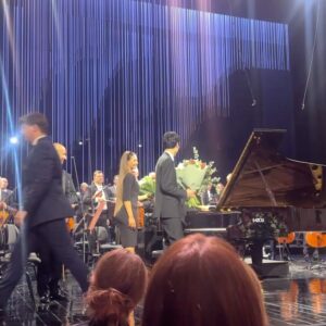 Maja Ostaszewska Instagram - To było tak wielkie szczęście i zaszczyt móc obcować z geniuszem muzyki Fryderyka Chopina i podziwiać talent wybitnych pianistów na żywo, podczas XIX Konkursu Chopinowskiego. Czas się zatrzymał. Niesamowita atmosfera @warsawphil Oczekiwanie na werdykt po finałowym etapie… Uroczysty koncert finalistów w @operanarodowa
Gratulacje dla Wszystkich genialnych artystów. Moje laickie serce skradły @shiori_klavier @tianyao_lyu @zitong_wang Wiliam Yang Przepięknie grali Polacy @piotr_alexewicz @yehudapiano Specjalne gratulacje dla zwycięzcy, wspaniałego @ericlupianist Jego niezwykle skromna reakcja na decyzje Jury była poruszająca. Dziękuję cudownej Orkiestrze @warsawphil pod batutą maestro @boreyko_andrey Dziękuję @chopininstitute a także @tvp_kultura za relacje na żywo. Dziękuję wszystkim komentatorom. Będę bardzo tęsknić i już czekam na kolejną edycję ❤️
It was such an immense joy and honor to experience the genius of Fryderyk Chopin’s music and to admire the extraordinary talent of the pianists performing live during the 19th International Chopin Competition. Time truly stood still. The atmosphere at the @warsawphil was incredible — the anticipation before the verdict after the final stage… Gala Concert of the Laureates. Congratulations to all the brilliant artists!
My humble heart was especially captured by @shiori_klavier, @tianyao_lyu, @zitong_wang, and William Yang. The Polish pianists @piotr_alexewicz and @yehudapiano played beautifully as well.
Special congratulations to the winner, the wonderful @ericlupianist — his remarkably modest reaction to the Jury’s decision was deeply touching.
Thank you to the wonderful Orchestra @warsawphil under the baton of maestro @boreyko_andrey. Thank you to the @chopininstitute
I will miss it dearly and am already looking forward to the next edition.
#chopincompetition #chopin2025 @chopininstitute @warsawphil @operanarodowa