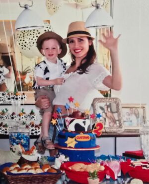Maju Mantilla Instagram - Feliz Cumpleaños hijito 🎉✨️🎊🎂
Tú, convirtiéndote en un adolescente y yo, aprendiendo a entenderte y a acompañarte
en esta etapa de tu vida😚,
porque mientras tú creces,
mamá también aprende 😁.
Y cuando antes buscabas abrazos de mamá, ahora soy yo quien los busca por ti🤣 .
Así pasan los años, vas creciendo, aprendiendo, te haces más fuerte, pero tu esencia estoy segura será la misma, aunque sé que seguirás buscando molestarnos aunque sea un poquito y cómo hacernos reir mucho, eso me encanta.
También sé que tienes muchos sueños y me siento profundamente parte de ellos, mientras los vas construyendo, yo estaré siempre para guiarte y acompañarte 💪 .
Amor de mamá por siempre ❤️