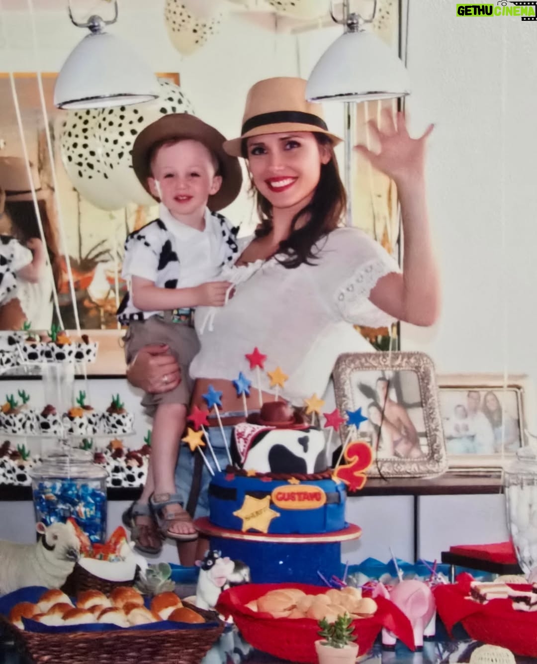 Maju Mantilla - 17.5K Likes - Feliz Cumpleaños hijito 🎉✨️🎊🎂
Tú, convirtiéndote en un adolescente y yo, aprendiendo a entenderte y a acompañarte
en esta etapa de tu vida😚,
porque mientras tú creces,
mamá también aprende 😁.
Y cuando antes buscabas abrazos de mamá, ahora soy yo quien los busca por ti🤣 .
Así pasan los años, vas creciendo, aprendiendo, te haces más fuerte, pero tu esencia estoy segura será la misma, aunque sé que seguirás buscando molestarnos aunque sea un poquito y cómo hacernos reir mucho, eso me encanta.
También sé que tienes muchos sueños y me siento profundamente parte de ellos, mientras los vas construyendo, yo estaré siempre para guiarte y acompañarte 💪 .
Amor de mamá por siempre ❤️