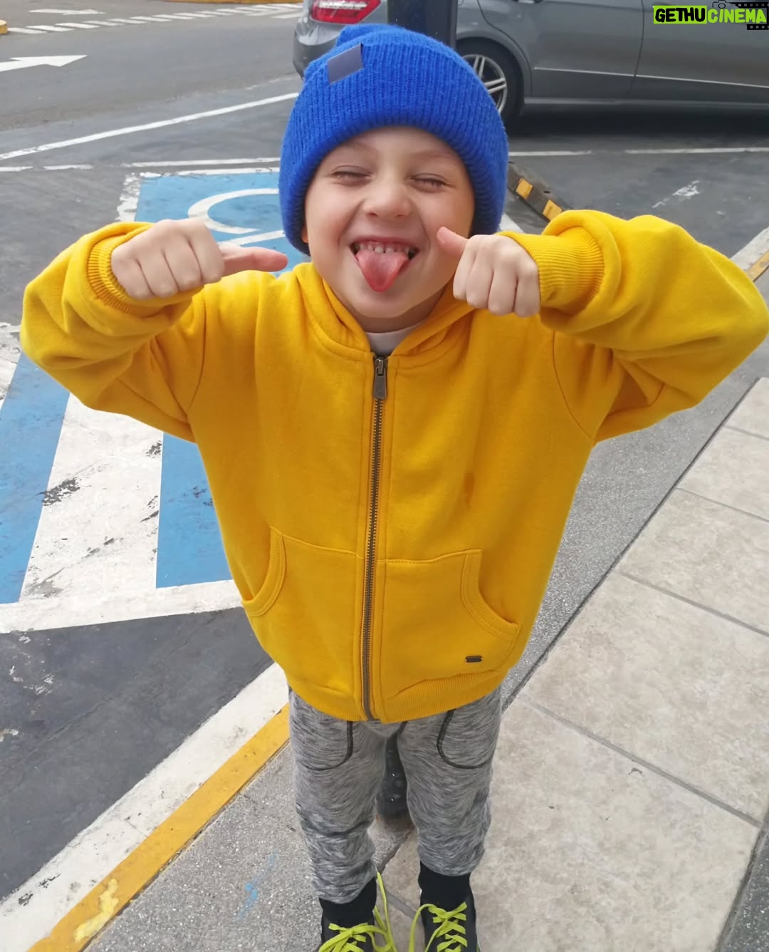 Maju Mantilla - 17.5K Likes - Feliz Cumpleaños hijito 🎉✨️🎊🎂
Tú, convirtiéndote en un adolescente y yo, aprendiendo a entenderte y a acompañarte
en esta etapa de tu vida😚,
porque mientras tú creces,
mamá también aprende 😁.
Y cuando antes buscabas abrazos de mamá, ahora soy yo quien los busca por ti🤣 .
Así pasan los años, vas creciendo, aprendiendo, te haces más fuerte, pero tu esencia estoy segura será la misma, aunque sé que seguirás buscando molestarnos aunque sea un poquito y cómo hacernos reir mucho, eso me encanta.
También sé que tienes muchos sueños y me siento profundamente parte de ellos, mientras los vas construyendo, yo estaré siempre para guiarte y acompañarte 💪 .
Amor de mamá por siempre ❤️
