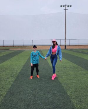 Maju Mantilla Instagram - Feliz Cumpleaños hijito 🎉✨️🎊🎂
Tú, convirtiéndote en un adolescente y yo, aprendiendo a entenderte y a acompañarte
en esta etapa de tu vida😚,
porque mientras tú creces,
mamá también aprende 😁.
Y cuando antes buscabas abrazos de mamá, ahora soy yo quien los busca por ti🤣 .
Así pasan los años, vas creciendo, aprendiendo, te haces más fuerte, pero tu esencia estoy segura será la misma, aunque sé que seguirás buscando molestarnos aunque sea un poquito y cómo hacernos reir mucho, eso me encanta.
También sé que tienes muchos sueños y me siento profundamente parte de ellos, mientras los vas construyendo, yo estaré siempre para guiarte y acompañarte 💪 .
Amor de mamá por siempre ❤️
