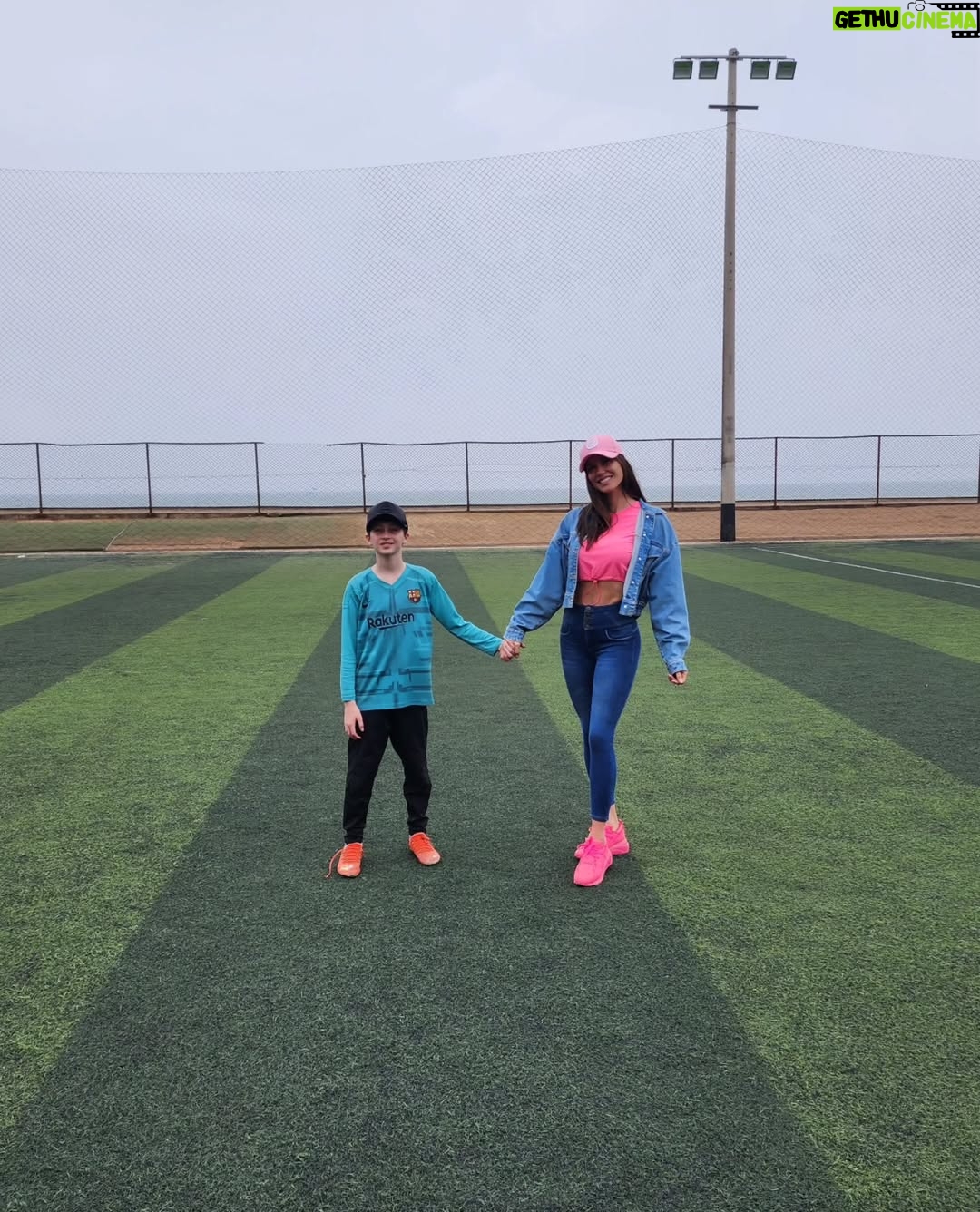 Maju Mantilla - 17.5K Likes - Feliz Cumpleaños hijito 🎉✨️🎊🎂
Tú, convirtiéndote en un adolescente y yo, aprendiendo a entenderte y a acompañarte
en esta etapa de tu vida😚,
porque mientras tú creces,
mamá también aprende 😁.
Y cuando antes buscabas abrazos de mamá, ahora soy yo quien los busca por ti🤣 .
Así pasan los años, vas creciendo, aprendiendo, te haces más fuerte, pero tu esencia estoy segura será la misma, aunque sé que seguirás buscando molestarnos aunque sea un poquito y cómo hacernos reir mucho, eso me encanta.
También sé que tienes muchos sueños y me siento profundamente parte de ellos, mientras los vas construyendo, yo estaré siempre para guiarte y acompañarte 💪 .
Amor de mamá por siempre ❤️