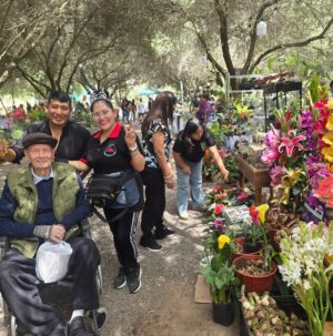 Maju Mantilla Instagram - A mi papi le gusta mucho las flores 🌸🪴, las plantitas, le encanta cuidarlas y sobretodo contemplarlas 🫶. Hoy lo llevé al Primer Festival #Sumaqplantas y arrasó con todo 🤭, bueno tiene derecho a engreirse.
Aún están a tiempo de visitar el festival porque estarán hoy hasta las 7pm y mañana lunes hasta las 8pm en el Parque de la Felicidad de San Borja.
Felicitaciones @jardintorre por este lindo proyecto 🌸🌷🌼🌻🌺🪻🪴.