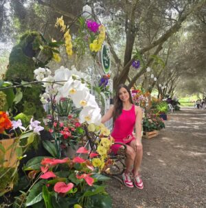 Maju Mantilla Instagram - A mi papi le gusta mucho las flores 🌸🪴, las plantitas, le encanta cuidarlas y sobretodo contemplarlas 🫶. Hoy lo llevé al Primer Festival #Sumaqplantas y arrasó con todo 🤭, bueno tiene derecho a engreirse.
Aún están a tiempo de visitar el festival porque estarán hoy hasta las 7pm y mañana lunes hasta las 8pm en el Parque de la Felicidad de San Borja.
Felicitaciones @jardintorre por este lindo proyecto 🌸🌷🌼🌻🌺🪻🪴.