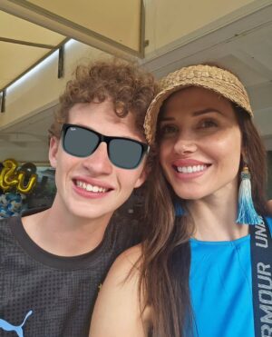 Maju Mantilla Instagram - Feliz Cumpleaños hijito 🎉✨️🎊🎂
Tú, convirtiéndote en un adolescente y yo, aprendiendo a entenderte y a acompañarte
en esta etapa de tu vida😚,
porque mientras tú creces,
mamá también aprende 😁.
Y cuando antes buscabas abrazos de mamá, ahora soy yo quien los busca por ti🤣 .
Así pasan los años, vas creciendo, aprendiendo, te haces más fuerte, pero tu esencia estoy segura será la misma, aunque sé que seguirás buscando molestarnos aunque sea un poquito y cómo hacernos reir mucho, eso me encanta.
También sé que tienes muchos sueños y me siento profundamente parte de ellos, mientras los vas construyendo, yo estaré siempre para guiarte y acompañarte 💪 .
Amor de mamá por siempre ❤️