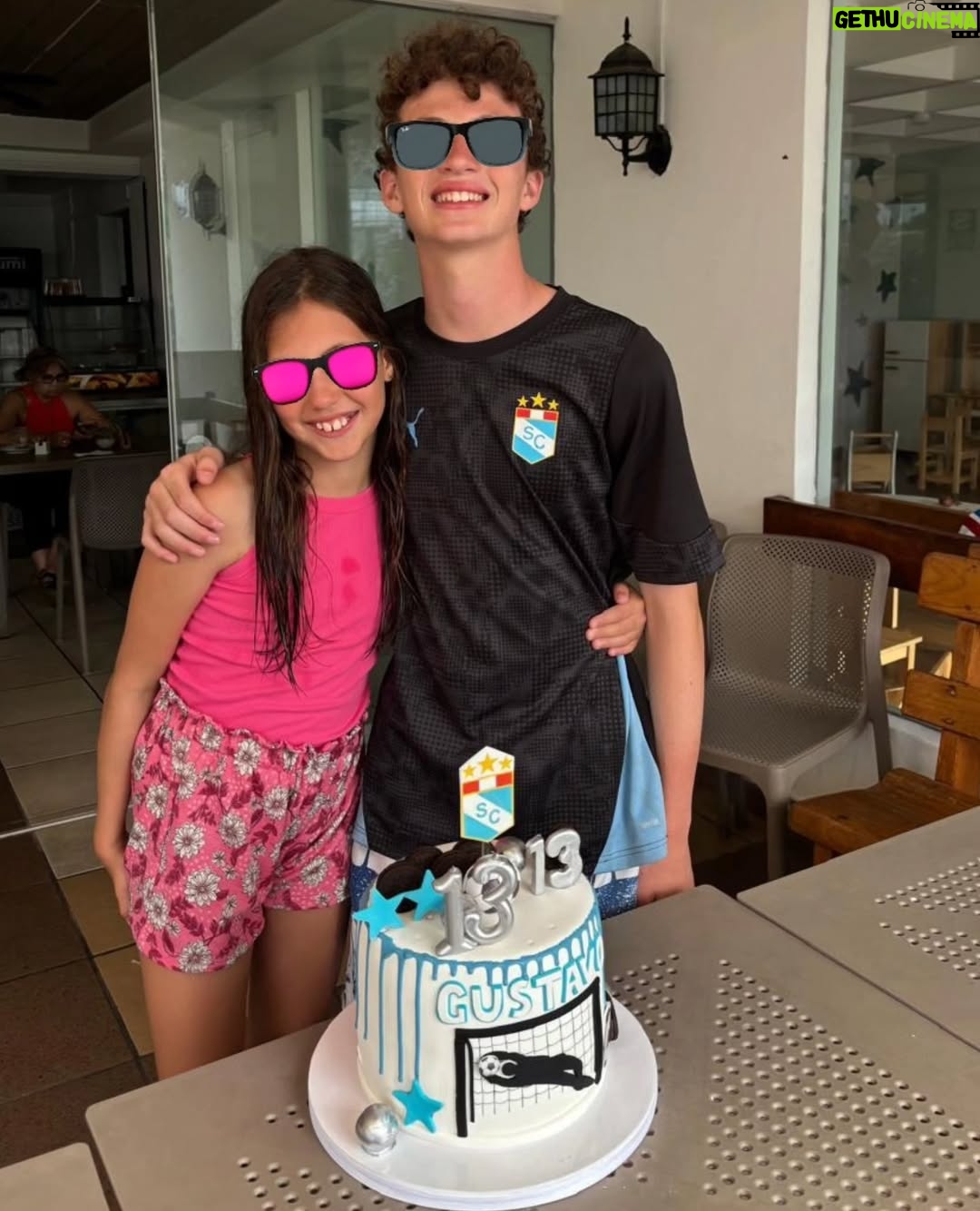 Maju Mantilla - 17.5K Likes - Feliz Cumpleaños hijito 🎉✨️🎊🎂
Tú, convirtiéndote en un adolescente y yo, aprendiendo a entenderte y a acompañarte
en esta etapa de tu vida😚,
porque mientras tú creces,
mamá también aprende 😁.
Y cuando antes buscabas abrazos de mamá, ahora soy yo quien los busca por ti🤣 .
Así pasan los años, vas creciendo, aprendiendo, te haces más fuerte, pero tu esencia estoy segura será la misma, aunque sé que seguirás buscando molestarnos aunque sea un poquito y cómo hacernos reir mucho, eso me encanta.
También sé que tienes muchos sueños y me siento profundamente parte de ellos, mientras los vas construyendo, yo estaré siempre para guiarte y acompañarte 💪 .
Amor de mamá por siempre ❤️