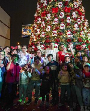 Maju Mantilla Instagram - Ayer quedé conmovida y agradecida por compartir un momento lleno de ternura y alegría con los niños del #institutonacionaldelniño @insnsanborja ❤️🙏✨️.
Entre música, sorpresas, una linda energía, el Coro Nacional de Niños del Perú y artistas solidarios, dimos inicio a la Navidad con el encendido del árbol 🎄.
Cada niño tiene una historia y vive una realidad diferente por su condición de salud, algunos ya culminaron con éxito su tratamiento, otros niños continúan en la batalla enfrentándola con mucho coraje, ellos nos enseñan esa admirable capacidad de seguir adelante incluso en los momentos más retadores 💪🫶⭐️.
#navidad2025