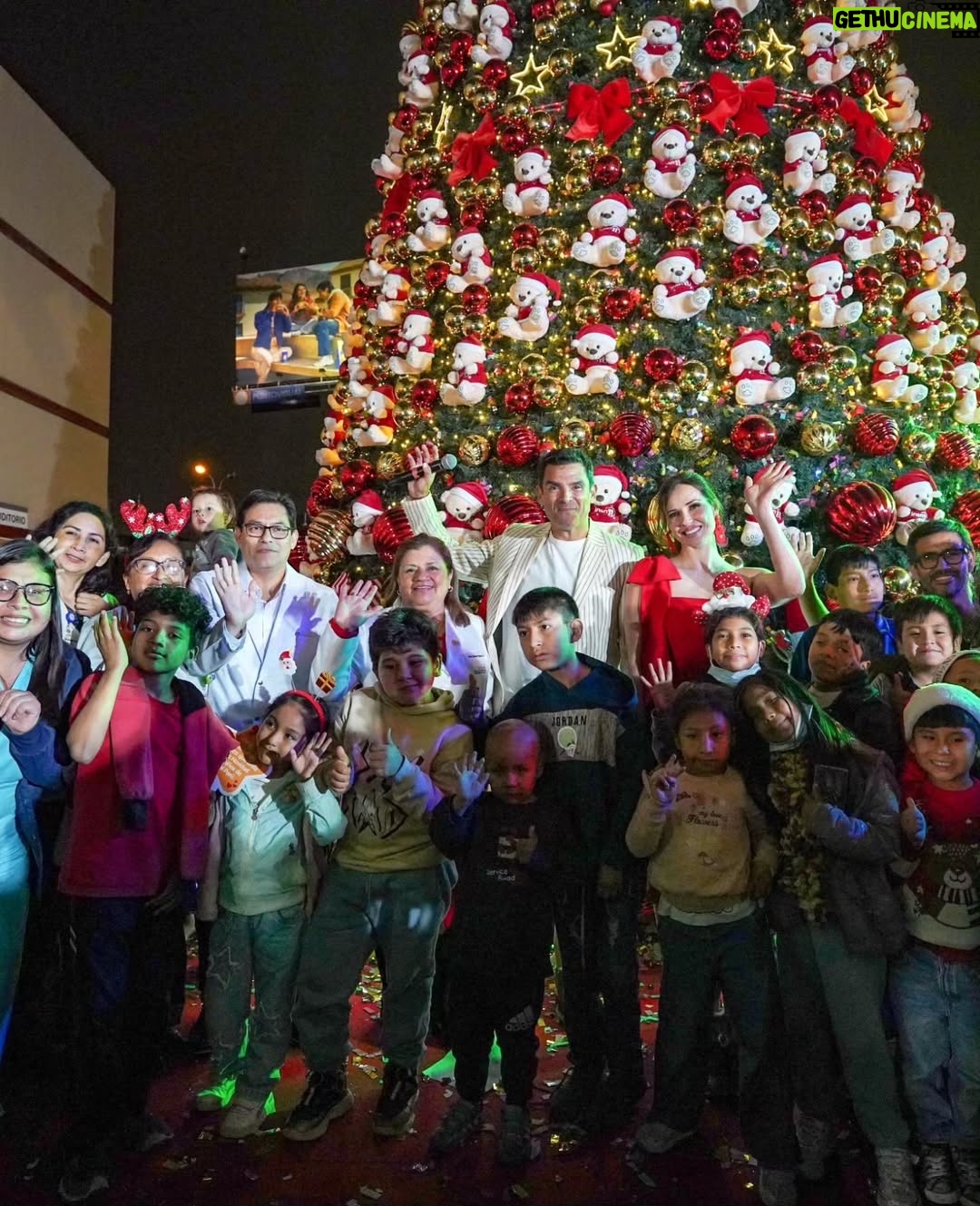 Maju Mantilla - 15.1K Likes - Ayer quedé conmovida y agradecida por compartir un momento lleno de ternura  y alegría con los niños del #institutonacionaldelniño @insnsanborja ❤️🙏✨️.
Entre música, sorpresas, una linda energía, el Coro Nacional de Niños del Perú y artistas solidarios, dimos inicio a la Navidad con el encendido del árbol 🎄.

Cada niño tiene una historia y vive una realidad diferente por su condición de salud, algunos ya culminaron con éxito su tratamiento, otros niños continúan en la batalla enfrentándola con mucho coraje, ellos nos enseñan esa admirable capacidad de seguir adelante incluso en los momentos más retadores 💪🫶⭐️.

#navidad2025