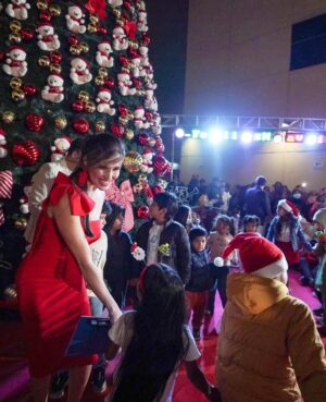 Maju Mantilla Instagram - Ayer quedé conmovida y agradecida por compartir un momento lleno de ternura y alegría con los niños del #institutonacionaldelniño @insnsanborja ❤️🙏✨️.
Entre música, sorpresas, una linda energía, el Coro Nacional de Niños del Perú y artistas solidarios, dimos inicio a la Navidad con el encendido del árbol 🎄.
Cada niño tiene una historia y vive una realidad diferente por su condición de salud, algunos ya culminaron con éxito su tratamiento, otros niños continúan en la batalla enfrentándola con mucho coraje, ellos nos enseñan esa admirable capacidad de seguir adelante incluso en los momentos más retadores 💪🫶⭐️.
#navidad2025