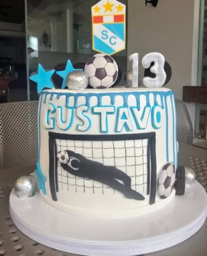 Maju Mantilla Instagram - Feliz Cumpleaños hijito 🎉✨️🎊🎂
Tú, convirtiéndote en un adolescente y yo, aprendiendo a entenderte y a acompañarte
en esta etapa de tu vida😚,
porque mientras tú creces,
mamá también aprende 😁.
Y cuando antes buscabas abrazos de mamá, ahora soy yo quien los busca por ti🤣 .
Así pasan los años, vas creciendo, aprendiendo, te haces más fuerte, pero tu esencia estoy segura será la misma, aunque sé que seguirás buscando molestarnos aunque sea un poquito y cómo hacernos reir mucho, eso me encanta.
También sé que tienes muchos sueños y me siento profundamente parte de ellos, mientras los vas construyendo, yo estaré siempre para guiarte y acompañarte 💪 .
Amor de mamá por siempre ❤️